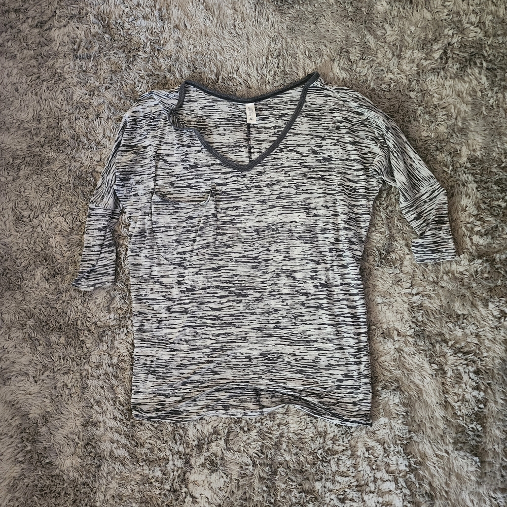 Chic Black and White V-Neck Long Sleeve Top